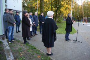 Rīgas 63. pamatskolā atklāts daudzfunkcionāls sporta laukums