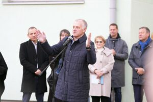 Rīgas 63. pamatskolā atklāts daudzfunkcionāls sporta laukums