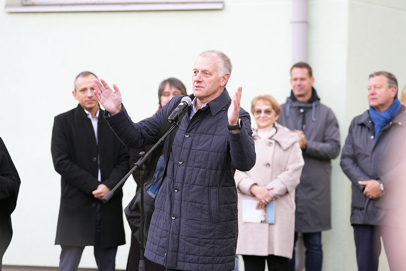 Rīgas 63. pamatskolā atklāts daudzfunkcionāls sporta laukums