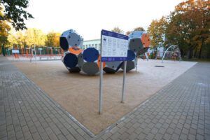 Rīgas 63. pamatskolā atklāts daudzfunkcionāls sporta laukums