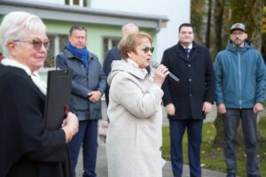 Rīgas 63. pamatskolā atklāts daudzfunkcionāls sporta laukums