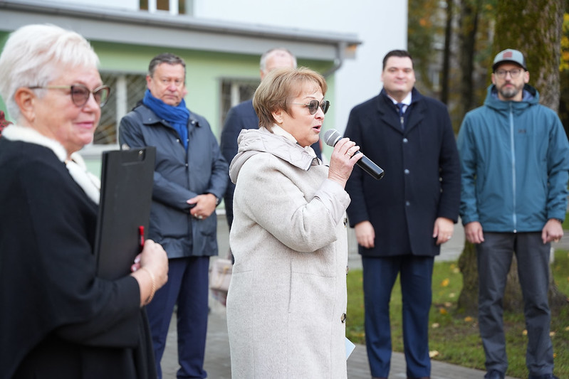 Rīgas 63. pamatskolā atklāts daudzfunkcionāls sporta laukums