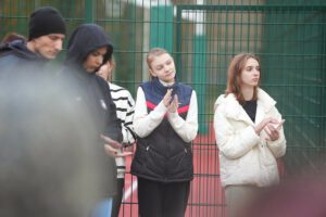 Rīgas 63. pamatskolā atklāts daudzfunkcionāls sporta laukums