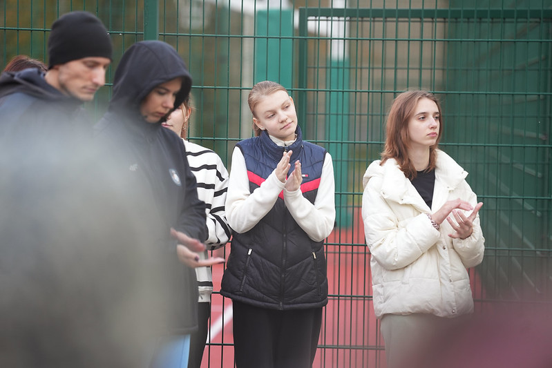 Rīgas 63. pamatskolā atklāts daudzfunkcionāls sporta laukums