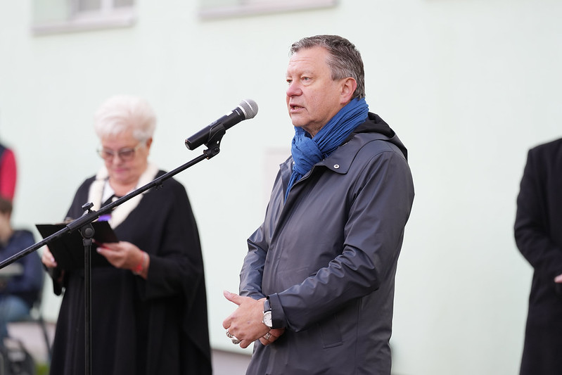 Rīgas 63. pamatskolā atklāts daudzfunkcionāls sporta laukums