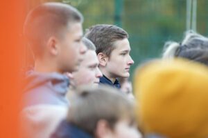 Rīgas 63. pamatskolā atklāts daudzfunkcionāls sporta laukums