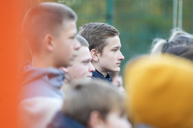 Rīgas 63. pamatskolā atklāts daudzfunkcionāls sporta laukums