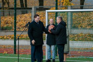 Rīgas Jāņa Šteinhauera vidusskolā atklāts daudzfunkcionāls sporta laukums