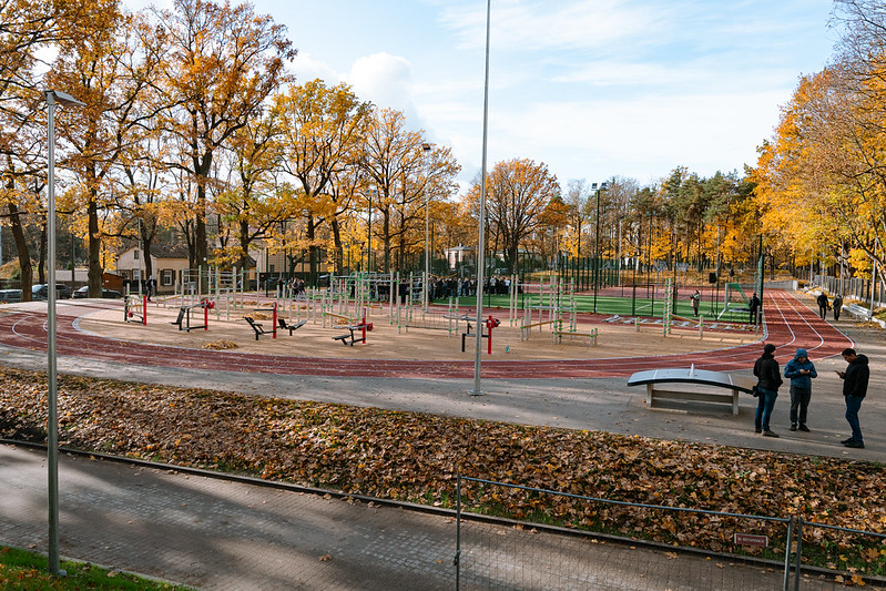 Rīgas Jāņa Šteinhauera vidusskolā atklāts daudzfunkcionāls sporta laukums