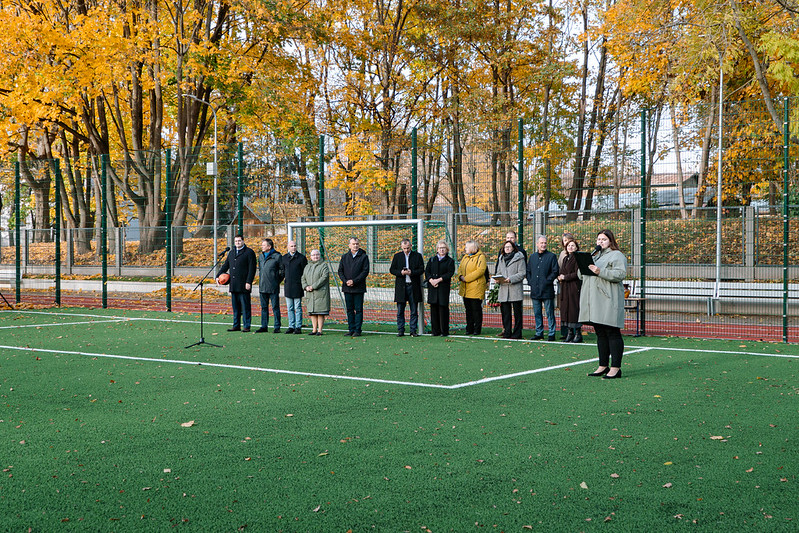 Rīgas Jāņa Šteinhauera vidusskolā atklāts daudzfunkcionāls sporta laukums