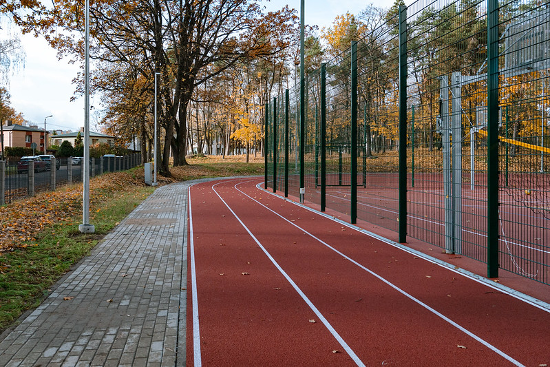 Rīgas Jāņa Šteinhauera vidusskolā atklāts daudzfunkcionāls sporta laukums