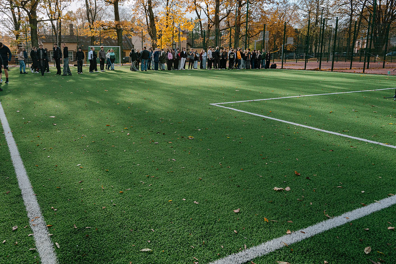 Rīgas Jāņa Šteinhauera vidusskolā atklāts daudzfunkcionāls sporta laukums