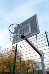 Rīgas Jāņa Šteinhauera vidusskolā atklāts daudzfunkcionāls sporta laukums