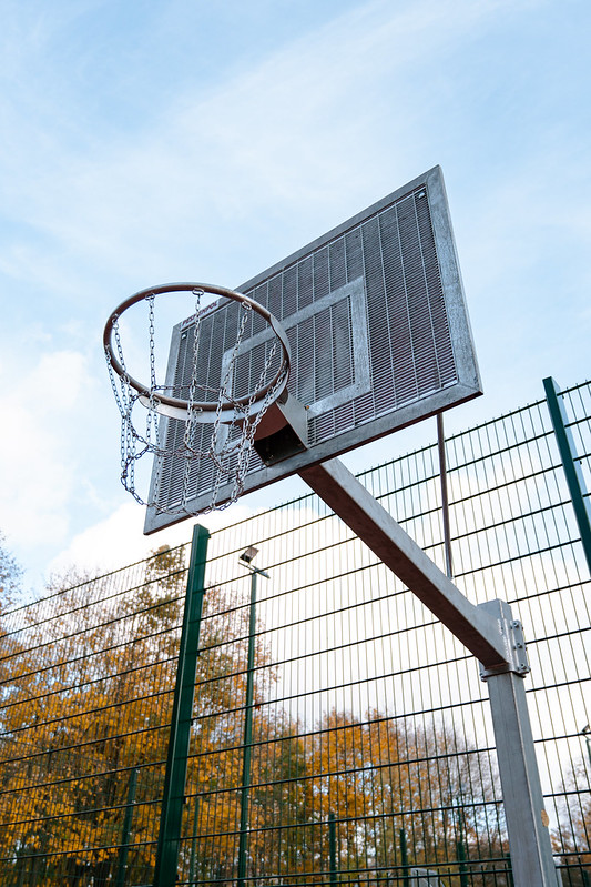 Rīgas Jāņa Šteinhauera vidusskolā atklāts daudzfunkcionāls sporta laukums