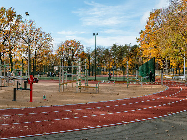 Rīgas Jāņa Šteinhauera vidusskolā atklāts daudzfunkcionāls sporta laukums