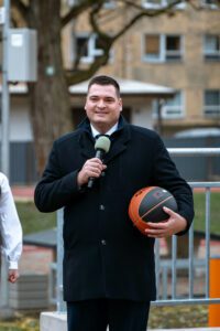 Rīgas 47. vidusskolā tapis daudzfunkcionāls sporta laukums