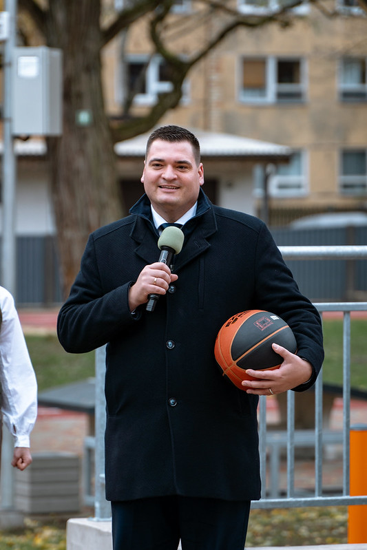 Rīgas 47. vidusskolā tapis daudzfunkcionāls sporta laukums