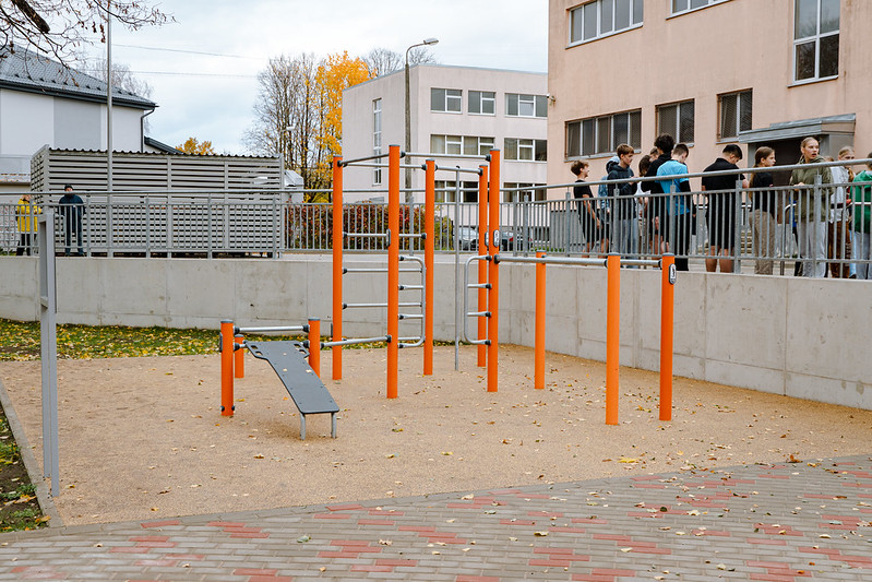 Rīgas 47. vidusskolā tapis daudzfunkcionāls sporta laukums