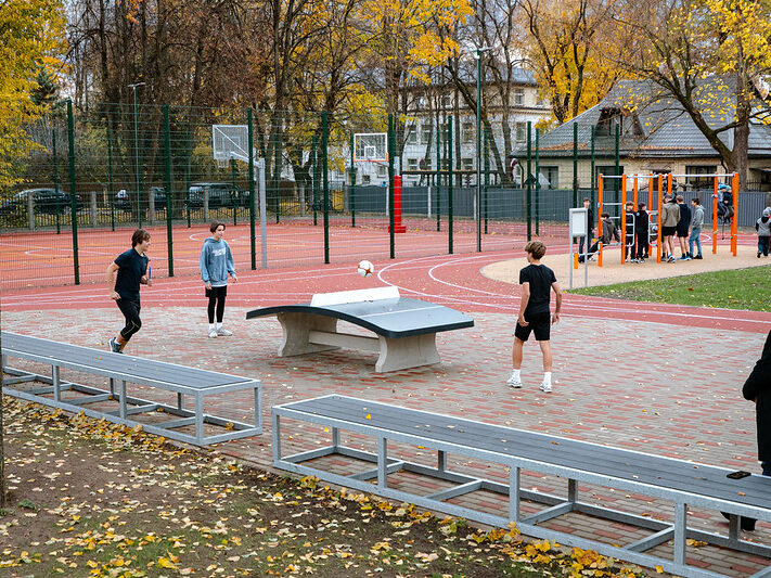 Rīgas 47. vidusskolā tapis daudzfunkcionāls sporta laukums