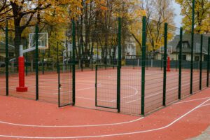 Rīgas 47. vidusskolā tapis daudzfunkcionāls sporta laukums