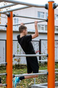 Rīgas 47. vidusskolā tapis daudzfunkcionāls sporta laukums