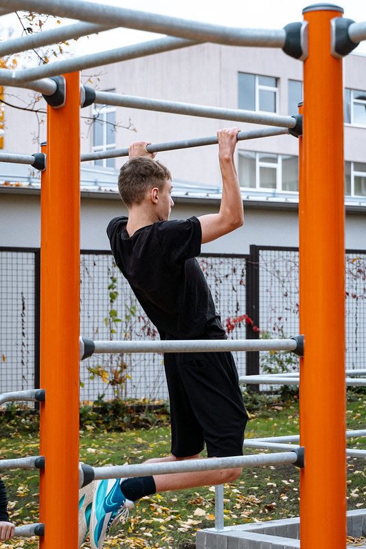 Rīgas 47. vidusskolā tapis daudzfunkcionāls sporta laukums