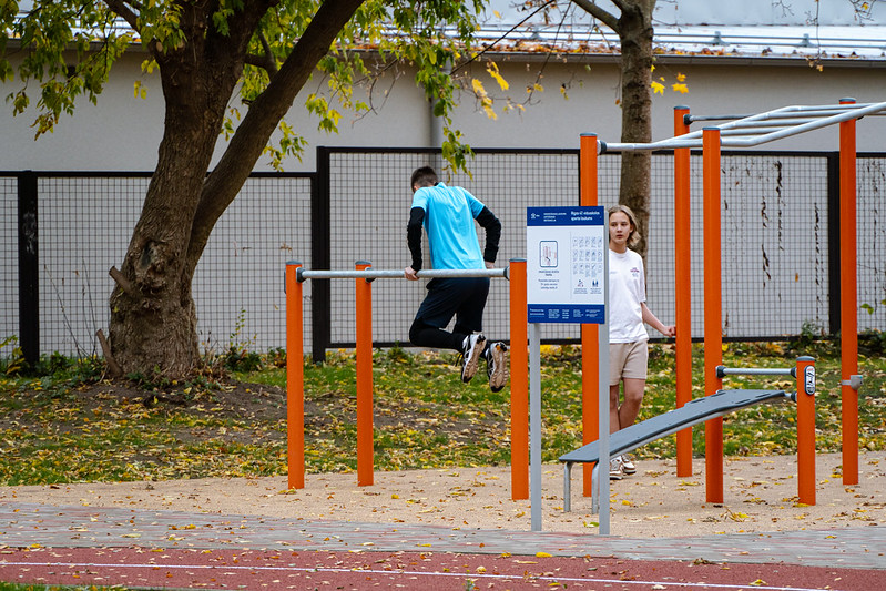 Rīgas 47. vidusskolā tapis daudzfunkcionāls sporta laukums