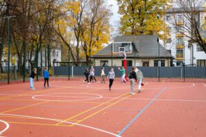 Rīgas 47. vidusskolā tapis daudzfunkcionāls sporta laukums