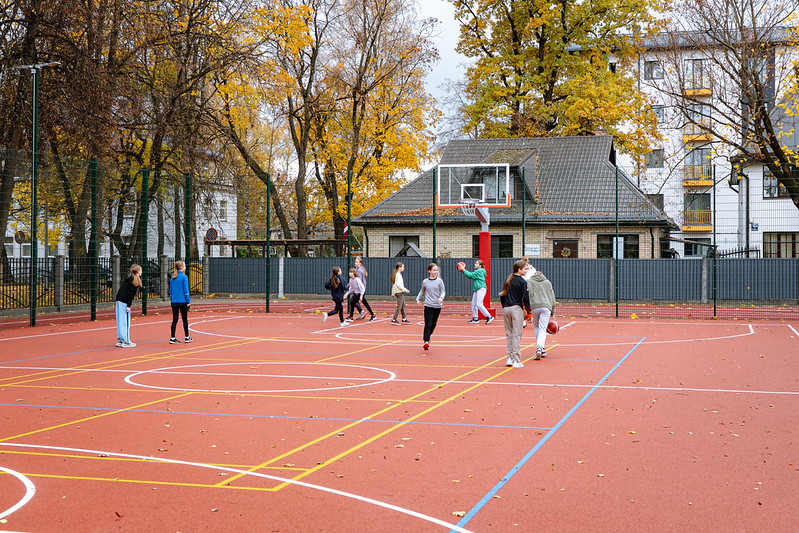 Rīgas 47. vidusskolā tapis daudzfunkcionāls sporta laukums