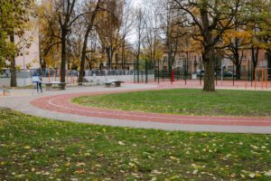 Rīgas 47. vidusskolā tapis daudzfunkcionāls sporta laukums