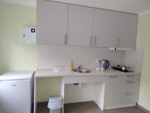 Virtuves virsma ar izlietni, trauku žāvētāju, elektrisko tējkannu un plīti ar katliem