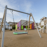 Bērnu rotaļu laukums ar koka konstrukcijām, ligzdas šūpolēm un slidkalniņiem