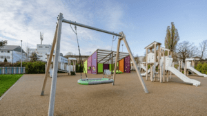 Bērnu rotaļu laukums ar koka konstrukcijām, ligzdas šūpolēm un slidkalniņiem