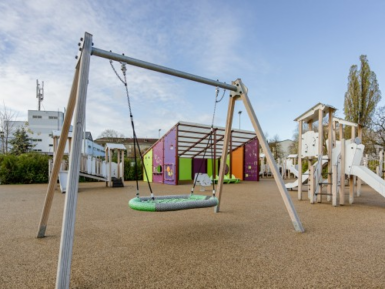 Bērnu rotaļu laukums ar koka konstrukcijām, ligzdas šūpolēm un slidkalniņiem