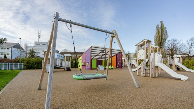 Bērnu rotaļu laukums ar koka konstrukcijām, ligzdas šūpolēm un slidkalniņiem