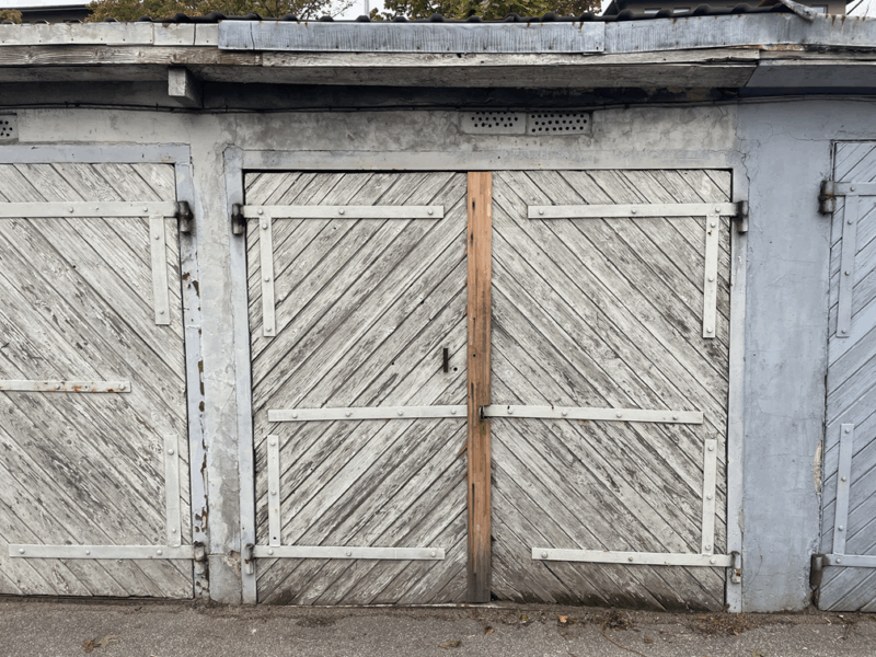 Mutiskā izsolē ar augšupejošu soli starp pirmpirkuma tiesīgajām personām tiek pārdotas nekustamā īpašuma Zemaišu ielā 1, Rīgā (kadastra Nr. 0100 056 0403), 92/3157 domājamās daļas – garāžas ēkas (kadastra apzīmējums 0100 056 0403 002) telpu grupa Nr. 004 un tai piekrītošās zemes vienības domājamās daļas (Āgenskalnā)