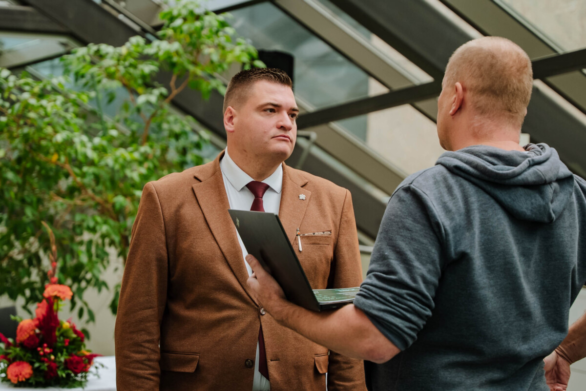 Notiek saruna, fonā redzami augi, ziedi un lieli logi ar dabisku apgaismojumu