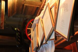 Rīdzinieki apgūst koka logu atjaunošanas prasmes – noslēdzies pirmais praktisko apmācību gads