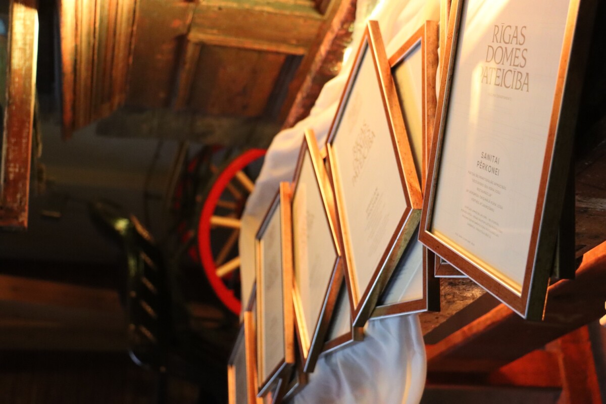 Rīdzinieki apgūst koka logu atjaunošanas prasmes – noslēdzies pirmais praktisko apmācību gads