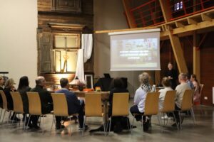 Rīdzinieki apgūst koka logu atjaunošanas prasmes – noslēdzies pirmais praktisko apmācību gads