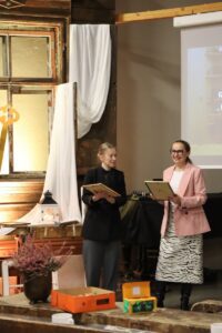 Rīdzinieki apgūst koka logu atjaunošanas prasmes – noslēdzies pirmais praktisko apmācību gads