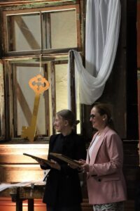 Rīdzinieki apgūst koka logu atjaunošanas prasmes – noslēdzies pirmais praktisko apmācību gads