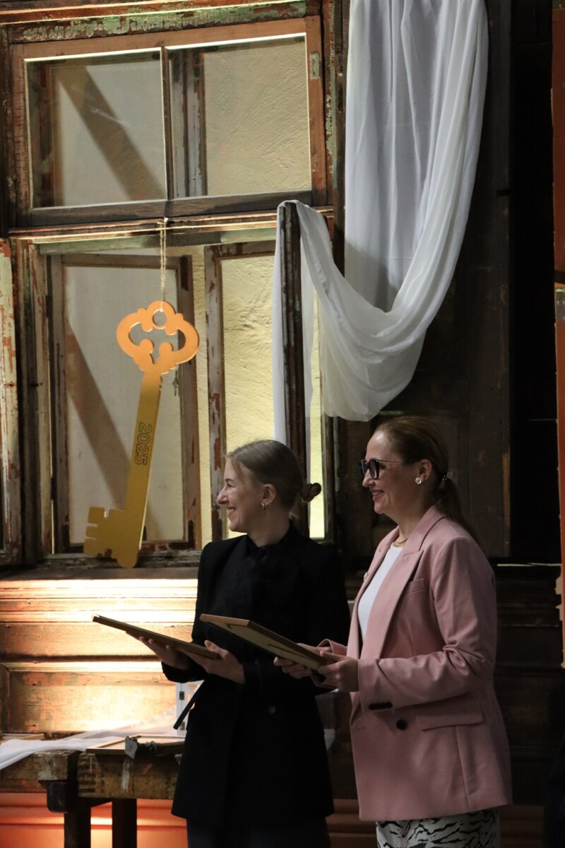 Rīdzinieki apgūst koka logu atjaunošanas prasmes – noslēdzies pirmais praktisko apmācību gads