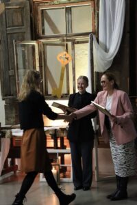 Rīdzinieki apgūst koka logu atjaunošanas prasmes – noslēdzies pirmais praktisko apmācību gads