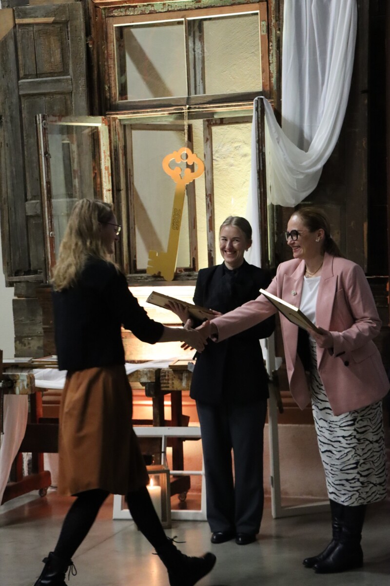 Rīdzinieki apgūst koka logu atjaunošanas prasmes – noslēdzies pirmais praktisko apmācību gads