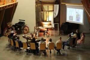 Rīdzinieki apgūst koka logu atjaunošanas prasmes – noslēdzies pirmais praktisko apmācību gads