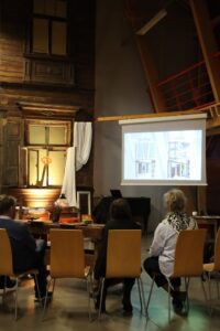 Rīdzinieki apgūst koka logu atjaunošanas prasmes – noslēdzies pirmais praktisko apmācību gads