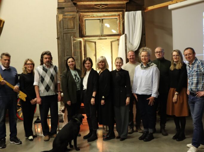 Rīdzinieki apgūst koka logu atjaunošanas prasmes – noslēdzies pirmais praktisko apmācību gads