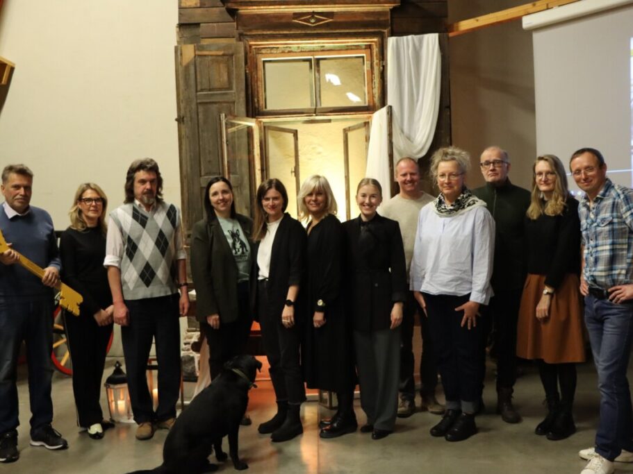 Rīdzinieki apgūst koka logu atjaunošanas prasmes – noslēdzies pirmais praktisko apmācību gads