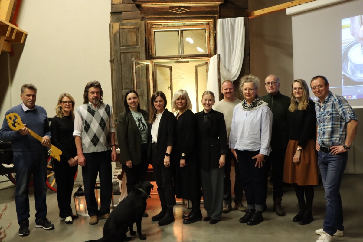 Rīdzinieki apgūst koka logu atjaunošanas prasmes – noslēdzies pirmais praktisko apmācību gads